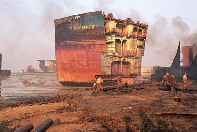 Ein stählerner Körper, aussen rostig, innen weiss: Ship Breaking Yard, Alang, Gujarat