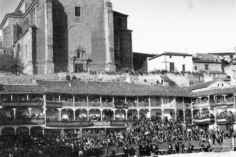 Prekäre Monumentalität: Corrida auf der Plaza Mayor in Chinchon, 1927