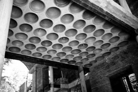 Referenz - Filler Slab (A. Kundoo, Wall House, Auroville, 2000)